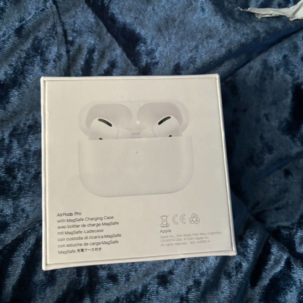 AirPods second generation - Picture 2 of 6